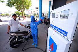 Việc các trạm thông báo ngừng bán xăng ron 95 diễn ra sau khi nhiều doanh nghiệp xăng trước đó, giá xăng dầu bán lẻ trong nước trải qua 6 kỳ điều chỉnh, trong đó giá xăng một lần tăng, 1 lần giảm và 4 lẫn giữ nguyên. Gia XÄƒng TÄƒng Máº¡nh Tá»« 18h Hom Nay 1 10