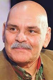 Tiyatronun yanı sıra, sinema ve dizi filmlerde de rol alan öztekin, trt'ye program metin yazarlığı ve bir dönem akşam. Rasim Oztekin Movies Age Biography