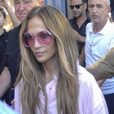 Qué oso! Aseguran que boutique de Chanel le negó la entrada a JLo 😱 ¡De no  creer lo que hizo después! Lee la nota completa en los comentarios 👇🏻