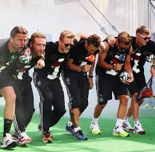 Deshalb dürfen die spieler der deutschen nationalmannschaft mit vier sternen auf dem trikot zur wm 2018 auflaufen. Nationalmannschaft Der Deutsche Gaucho Dance War Eine Schnapsidee Welt