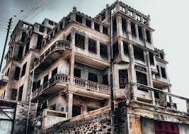 أهل مكة ادرى بشعابها On Instagram بيوت مكية قصر كوير بالبييان معلم من معالم مكة وتحفة فنية في مجال العما Building Structures Multi Story Building