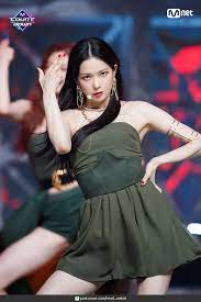 During the montage of the girls performing song covers, one trainee's response got mixed reactions. 200903 Clc Helicopter At M Countdown Mnet Naver Update Kpop Fashion Clc Stage Outfits