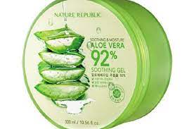 Gunakan aloe vera setiap hari untuk melembapkan kulitmu karena kandungannya dapat meningaktkan kadar air dalam kulit wajahmu sehingga selalu lembap dan terhidrasi. Ini 6 Manfaat Aloe Vera Shooting Gel Selain Untuk Kulit Wajah Semua Halaman Cewekbanget