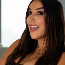 Debra Duda's Instagram, Twitter & Facebook