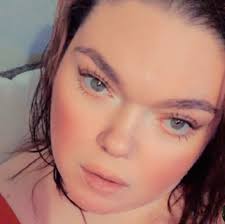 When Rihanna uploaded a selfie wearing her $9,000 Dolce & Gabbana crown  headphones, she literally broke the internet 👑