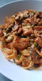 Dans Cet Article Je Vous Propose Une Recette De Poulet Facon Stroganoff Une Inspiration De Jamie Oliver Que J Food Chicken Crockpot Recipes Poultry Recipes