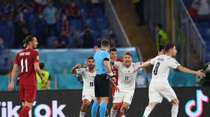 Der coach reagiert genervt von der kritik an sein team. De6iiiih4thunm