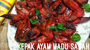 Sayap ayam yang sudah di cuci bersih•tempe yg sudah di•cabe rawit, cabe merah, bawang merah dan bawang putih•bumbu dapur, lengkuas, jahe,kunyit,sereh dan daun jeruk•kaldu jamur•sayur lalapan seperti ketimun, salada dan kol•garam himalaya•lada bubuk. Kepak Ayam Madu Sabah Grilled Honey Chicken Wing Youtube