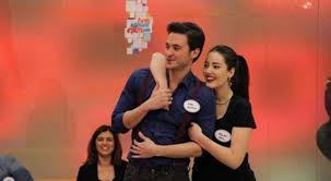 Üçüncü cocuğu düşünürmüsünüz sorusuna anıl altan olumlu yanıt verirken bu durum pelin akil tarafından espririli bir dille eleştiriliyor. Pelin Akil Ile Anil Altan Dan Guzel Haber Tg Mobile