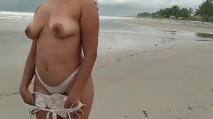 tirando a roupa em praia publica