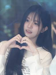 Minju de ILLIT ya está siendo nombrada como la Visual de la Quinta  Generación Aunque solo han pasado unos días desde el debut de ILLIT el 25  de marzo con su álbum