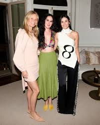 When you are aiming for a formal look, remember that it shouldn't. Gwyneth Paltrow Hosts No Makeup Dinner Party With Demi Moore And Kate Hudson