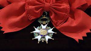 Great chancellor of the l?gion d?honneur. Legion D Honneur Outre Le Prestige Ca Rapporte Quoi En Fait