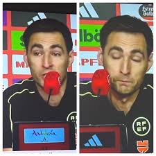 La neta que vergüenza lo Del Real Vardrid. Haciendo llorar a los árbitros.  No presentarse a la conferencia de prensa, no entrenarse y pidiendo cambio  de árbitros. Increíble. Equipo victima. Todos contra