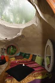 La Kerterre Une Maison Economique Et Ecologique En 2020 Kerterre Maison Earthship Maison Ecologique