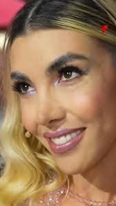 A esta le dan un golpe para que hable,y 20 pa que se calle