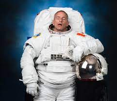 La station spatiale internationale en orbite autour de la terre. David Saint Jacques On Twitter There S No Bed Aboard The Space Station So I M Practising Sleeping Upright Il N Y A Pas De Lit A Bord De La Station Spatiale Alors Je M Exerce A