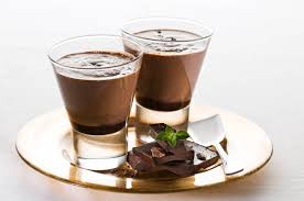 Il frappè alla frutta è una bevanda fresca e nutriente preparata con melone, fragole e pesca e gelato alla frutta. Frappe Al Cioccolato Con E Senza Gelato