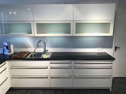 Granit arbeitsplatte weisse kuche kuche mit granitarbeitsplatte kuche mit. Hacker Musterkuche Weisse Hochglanz Kuche Mit Hochwertigen E Geraten Und Granit Arbeitsplatte Ausstellungskuche In Politz Von Kuchen Bader Sperber E K