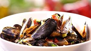 Voici Une Idee Nouvelle Pour Accommoder Les Moules La Cuisson Au Wok Est Une Cuisson Rapide Ce Qui Convient Tres B Moules Au Chorizo Piment Espelette Chorizo