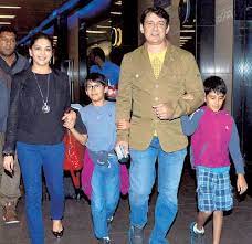 Laharientertainmentchannel#bollywoodcouples#bollywoodcouplesagegap telugu heroine kajalagarwal family photos. Bollywood Stars And Their Family Pics