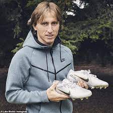 Like hazard, modric has recently switched to the blue 'play ice' models nike has released. Luka Modric Given Special Nike Boots To Commemorate Ballon D Or Win Daily Mail Online