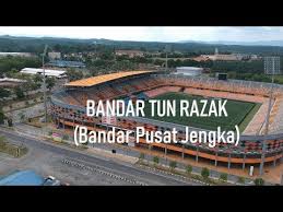 O número máximo de espectadores sentados que podem assistir a um jogo de futebol em stadium tun abdul razak é de 25000 pessoas. Students Com