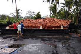 Angin Puting Beliung Robohkan Bale Di Pura Manik Corong Balipost Com