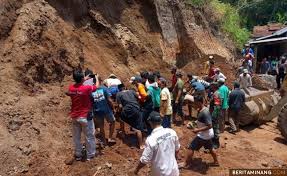 Untuk mengatasi issue kejadian bencana (gempa) yang merugikan. Dua Warga Menjadi Korban Tanah Longsor Di Kudus Jawa Tengah Berita Minang