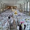 Ribuan umat muslim melakukan tawaf di masjidil haram. 1