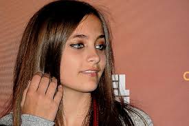 Picioare lungi, bust generos si ochi de vis. Fiica lui Michael Jackson  devine o adolescenta sexy