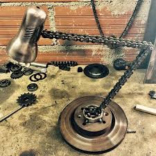 Desk Lampe Chaine Moto Recyclee Chaine Desk Lampe Moto Recyclee Floorlamps Garage Furniture Car Part Furniture Automotive Decor
