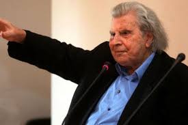 Μαθητής πήγε να δώσει χημεία, εξεταζόταν στην ιστορία και τελικά έγραψε μαθηματικά Mikhs 8eodwrakhs O Spoydaios Syn8eths Kleinei Shmera Ta 95 Toy Xronia Kede News