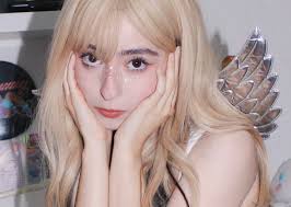 Julia Guevara: el arte gráfico del "noro" en la música de Becky G y Karol G 