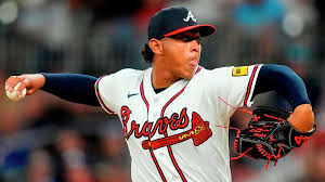 Grant Holmes y 3 relevistas lanzan juego de 1 hit ante Cachorros, y Bravos se imponen por 5-2
