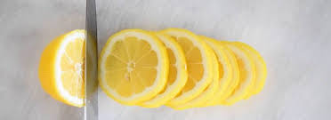 Come decorazioni commestibili, puoi preparare fette di limone essiccato, arance, bastoncini di cannella e anice stellato. Come Tagliare Il Limone Misya Info