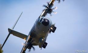 Le processus de développement tortueux de l'avion de transport a400m a été prolongé une fois de plus après que le ministère allemand de la défense a admis avoir identifié de nouveaux problèmes techniques. L A400m Tactical Display Une Demonstration De Haut Vol