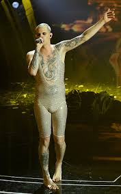 La prima sera del festival di sanremo 2020 ha letteralmente mandato in tilt ogni tipo di social network,. Achille Lauro Il Santo Pervestito Sciocca Sanremo S Vestito Gucci