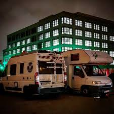 Tourtag Nr 2 Seit Kurz Vor Wiesbaden Hat Sich Selena Mit Dem Bar Unserem Tross Angeschlossen Fur Die Nachsten Tage Die Camper Tipps Gegen Kater Campingbus