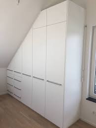 Um seine wohnung in eigener regie planen zu können bietet das internet viele verschiedene möglichkeiten an. Einbauschrank In Dachschrage Mit Drehturen Weiss Matt Lackiert Schrankprojekt Gmbh Moderne Schlafzimmer Weiss Homify Einbauschrank Einbauschrank Dachschrage Kleiderschrank Fur Dachschrage