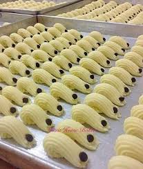 Semperit susu pada resepi ini diperbuat daripada susu, tepung gandum, tepung jagung, dan marjerin. 3 Resipi Semperit Susu Paling Sedap Cair Di Mulut Mudah Je Nak Buat