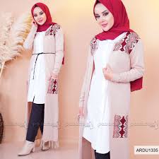 Pudra Renk Olan Hirka Tirkodur Etek Ucu Puskullu Olan Hirka Ince Trikodur Hirkanin Bel Kemeri Vardir Hirkanin Cebi Ve Ust Kismi Kil Moda Stilleri Triko Moda