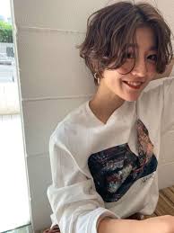 ラフパーマ 女性らしいハンサムショート シー ダイカンヤマ she daikanyama スタイリスト丸岡 奈央のヘアスタイル ヘアアレンジ 髪型 lala ララ ハンサムショート おてんば娘のヘアスタイル パーマ