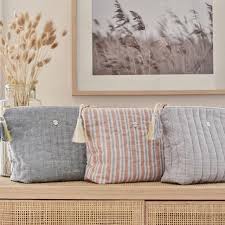 Soyez Hotesse Au Mois D Avril Et Recevez En Plus Des Bons D Achats Et Du Bracelet Reserve Aux Hotesse Une Trousse De Toilette Matel Tour De Lit Diy Crafts Home