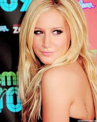 Michelle Tisdale's Instagram, Twitter & Facebook