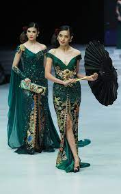 Model kebaya brokat modern anne avantie terbaru sering digunakan oleh para artis baik dalam negeri maupun luar negeri. 15 Inspirasi Kebaya Klasik Karya Anne Avantie Di Indonesia Fashion Week 2018