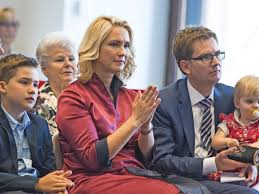 Browse 5,047 manuela schwesig stock photos and images available, or start a new search to. Kartoffelsalat Und Wurstchen So Feiern Manuela Schwesig Und Andere Minister Weihnachten