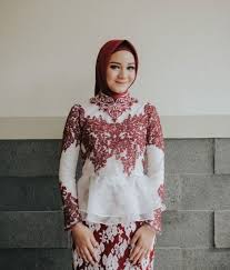 1 model kebaya brokat modifikasi dengan desain sederhana namun tetap modern. 9 Inspirasi Busana Pesta Dari Brokat Tanpa Terlihat Jadul Hijab Dream Co Id