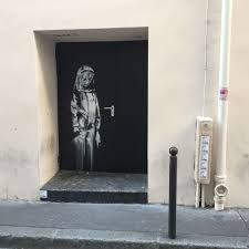 Das graffiti zeigt ein kleines mädchen, das vor einem frisch gepflanzten setzling hockt. Durch Diese Ture Entgingen Viele Dem Tod Banksy Werk Aus Pariser Club Bataclan Gestohlen Welt