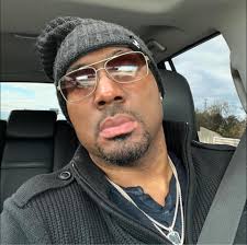 She might be an emu, but she's got the jealousy of a rom-com lead. His wife  can't help but laugh at this clingy guardian. 😆🦤